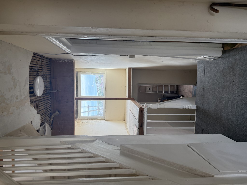 Lot: 82 - MIXED RESIDENTIAL AND COMMERCIAL BUILDING WITH POTENTIAL - View of hallway with window